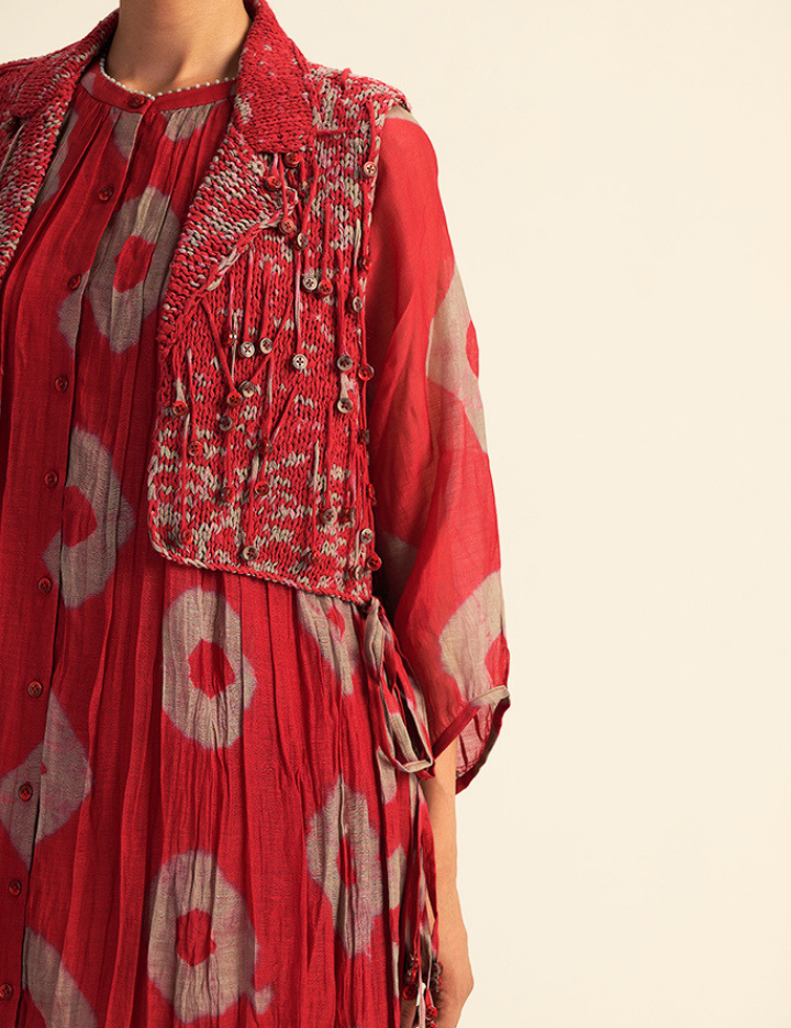 Knitted-Bib-Red-A_4edde1a9-5f22-4279-9a56-55daab9ea82d.png