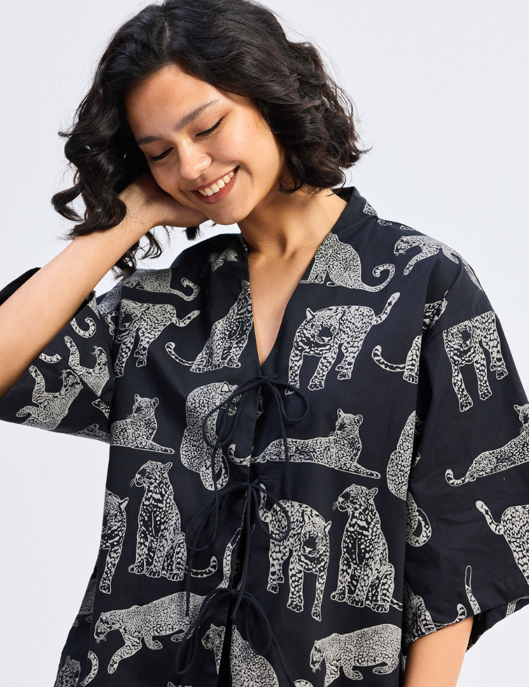 Oversized-Shirt-with-Front-ties-in-Animal-Print-G.png