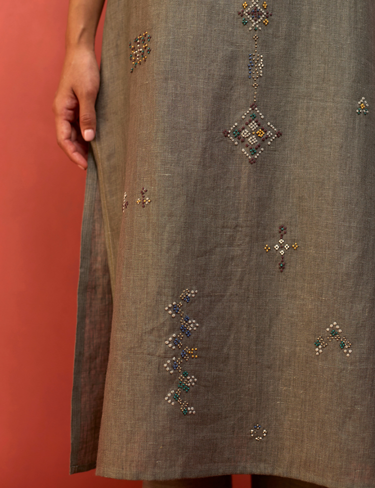 Rena-Hand-Embroidered-Kurta-D_5cdbd84d-f2a9-45f9-855f-12d65182ac8e.png