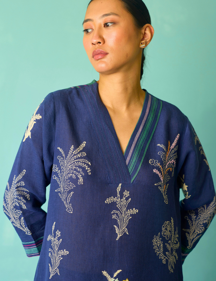 Zura-Embroidered-Kurta-D_11324e18-82df-48b9-b6a5-4ac9a96b7dcc.png